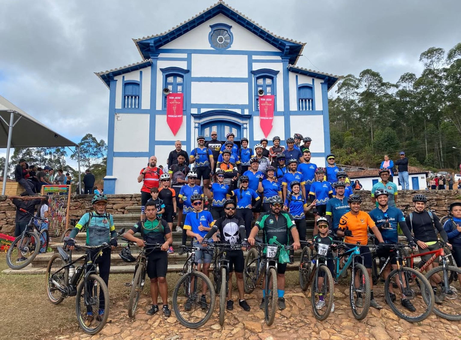 Ciclistas reunidos diante do Santuário do Senhor Bom Jesus do Bacalhau