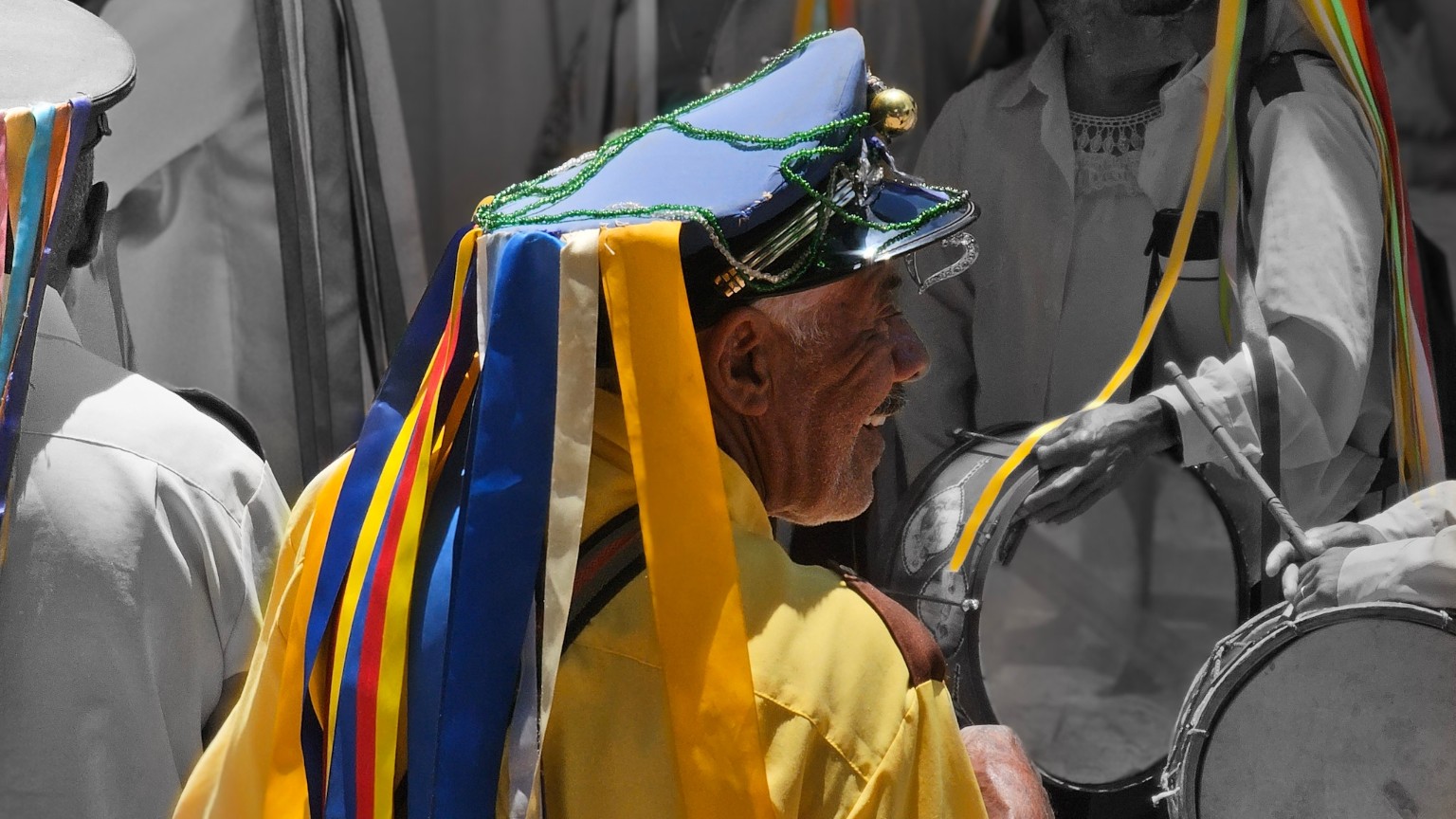 Capitão de Congado com fitas coloridas