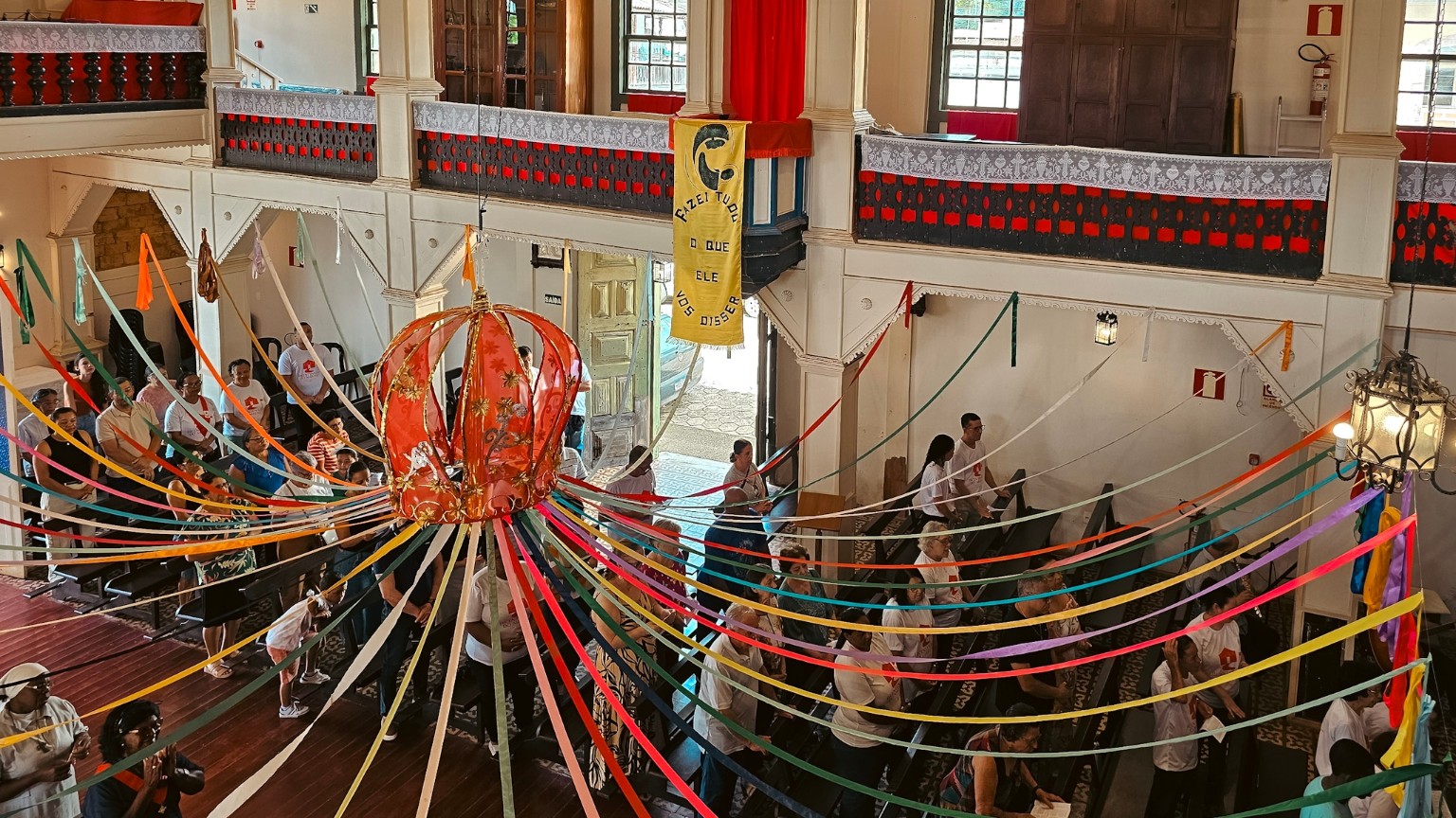 Celebração com fitas no interior da Igreja do Rosário